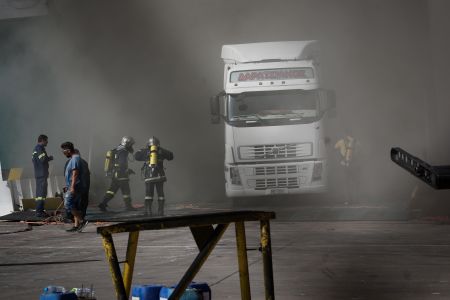 Εξακολουθεί να καίει η φωτιά στο γκαράζ του «Ελευθέριος Βενιζέλος»