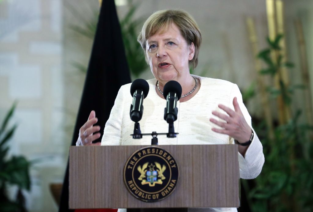 Η Μέρκελ υπέρ Βέμπερ ως υποψηφίου του ΕΛΚ στην Κομισιόν