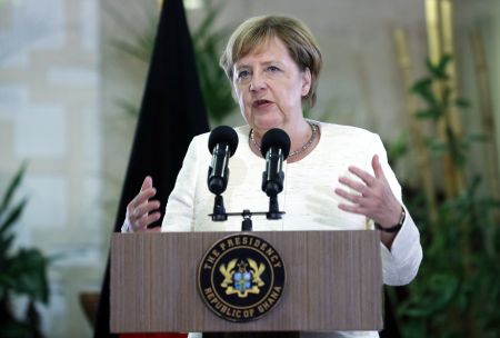 Η Μέρκελ υπέρ Βέμπερ ως υποψηφίου του ΕΛΚ στην Κομισιόν