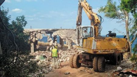 Οι κατεδαφίσεις αυθαιρέτων κόλλησαν στη γραφειοκρατία