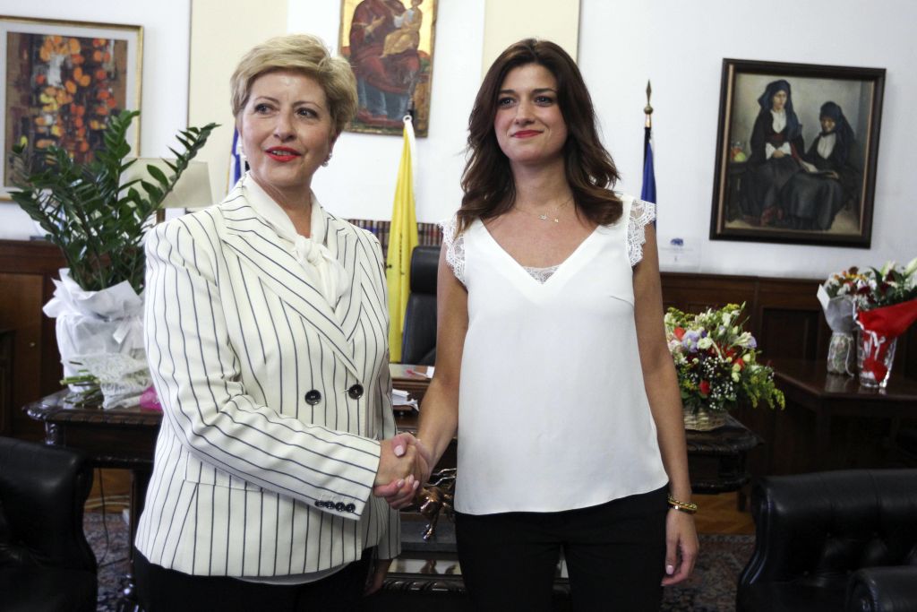 Δακρυσμένη η Κόλλια Τσαρουχά παρέδωσε στη αγχωμένη Νοτοπούλου