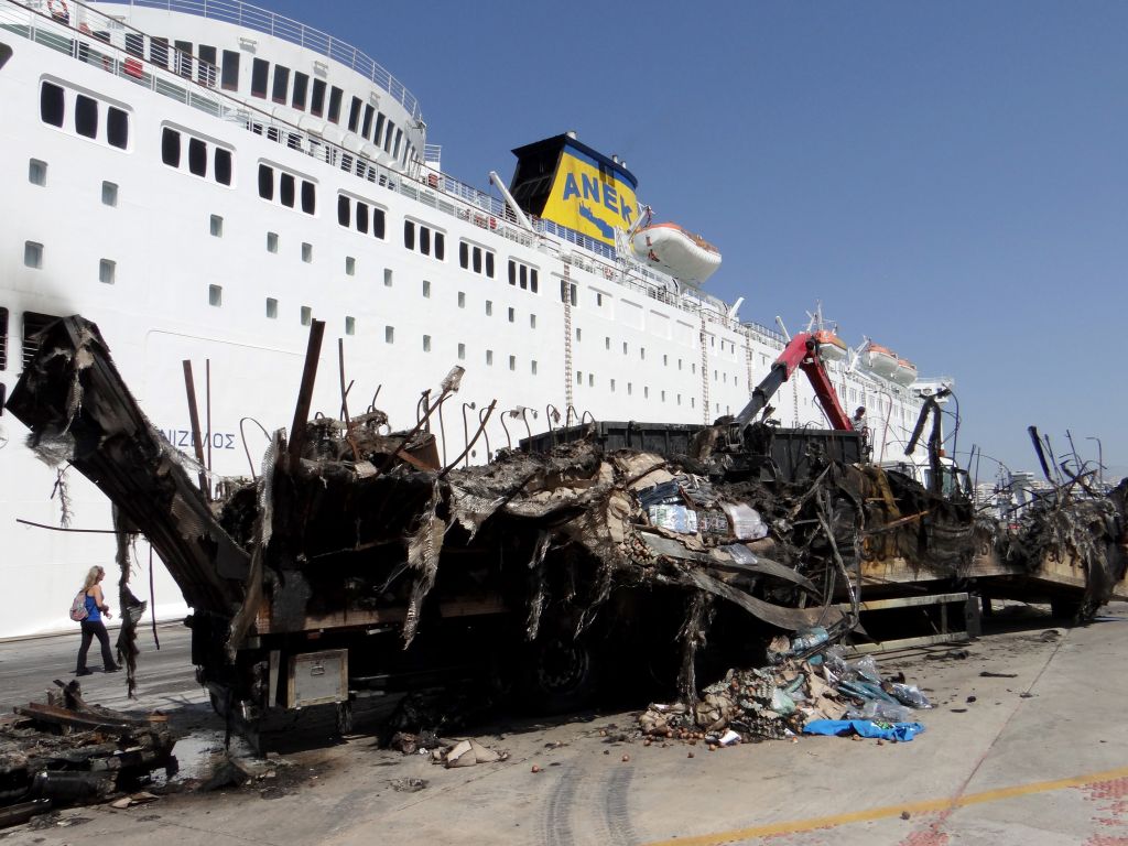 Απομακρύνουν τα καμένα από το «Ελευθέριος Βενιζέλος»