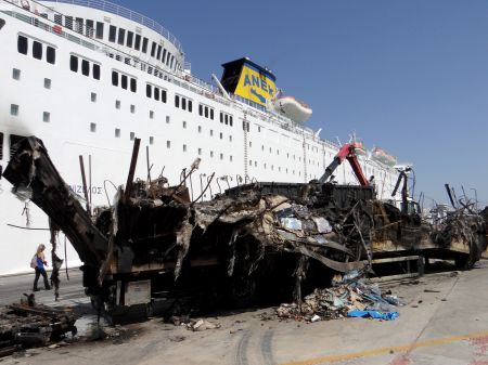 Απομακρύνουν τα καμένα από το «Ελευθέριος Βενιζέλος»