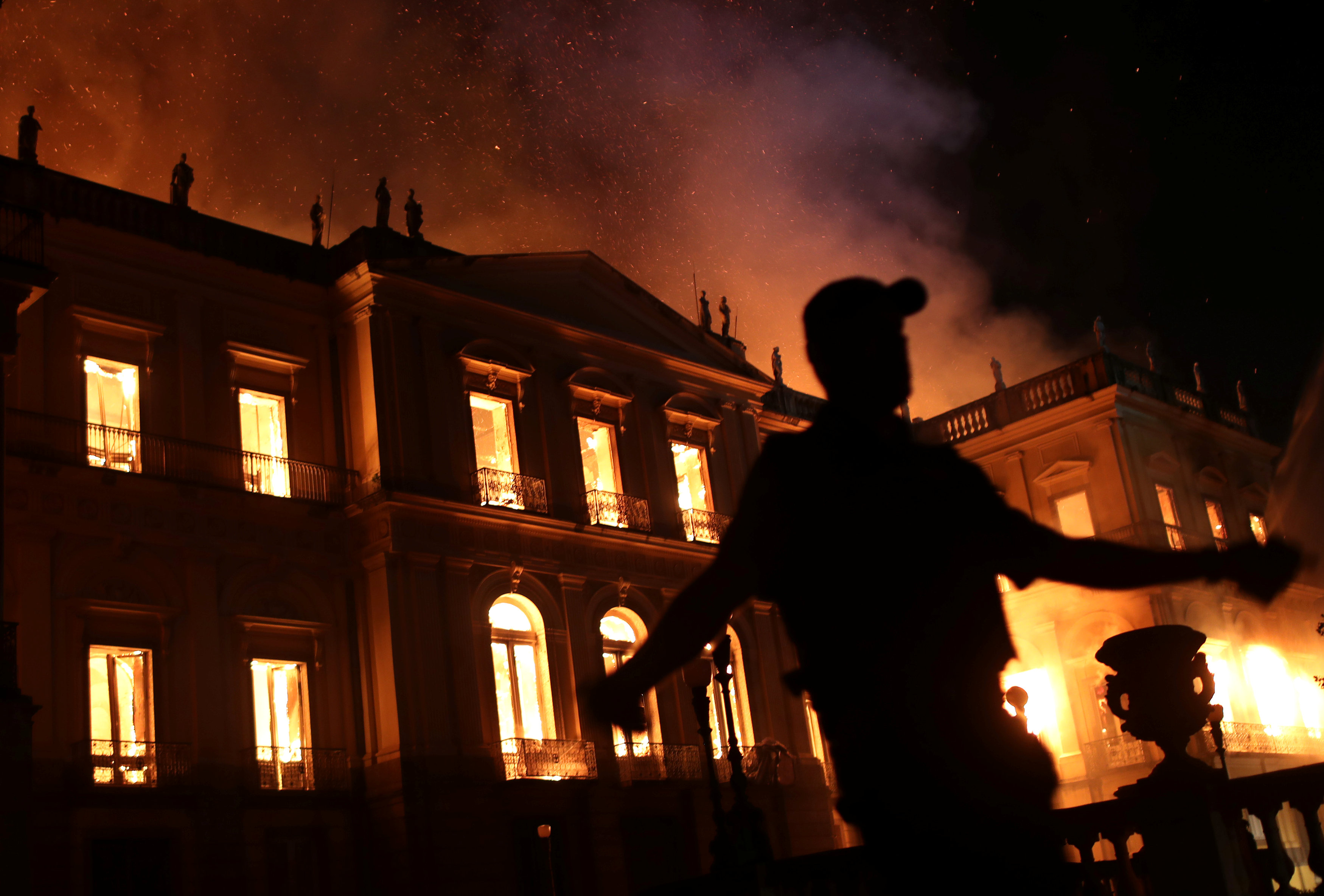 Η ανθρωπότητα έγινε φτωχότερη – Το Εθνικό Μουσείο του Ρίο ντε Τζανέιρο έγινε παρανάλωμα του πυρός