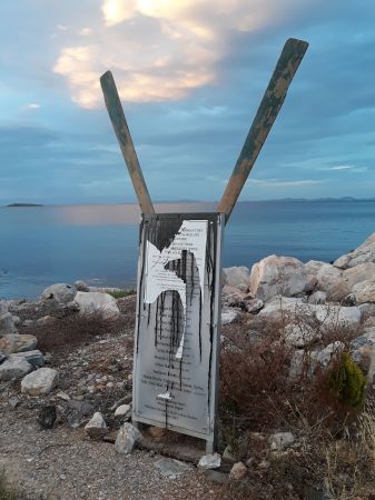 Άγνωστοι κατέστρεψαν το μνημείο για τους νεκρούς πρόσφυγες στη Μυτιλήνη