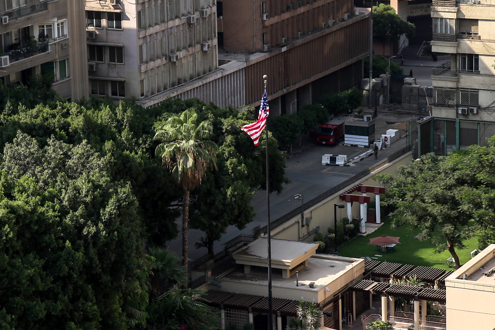 Η στιγμή που ο βομβιστής αυτοκτονίας ανατινάσσεται κοντά στην πρεσβεία των ΗΠΑ στο Κάιρο