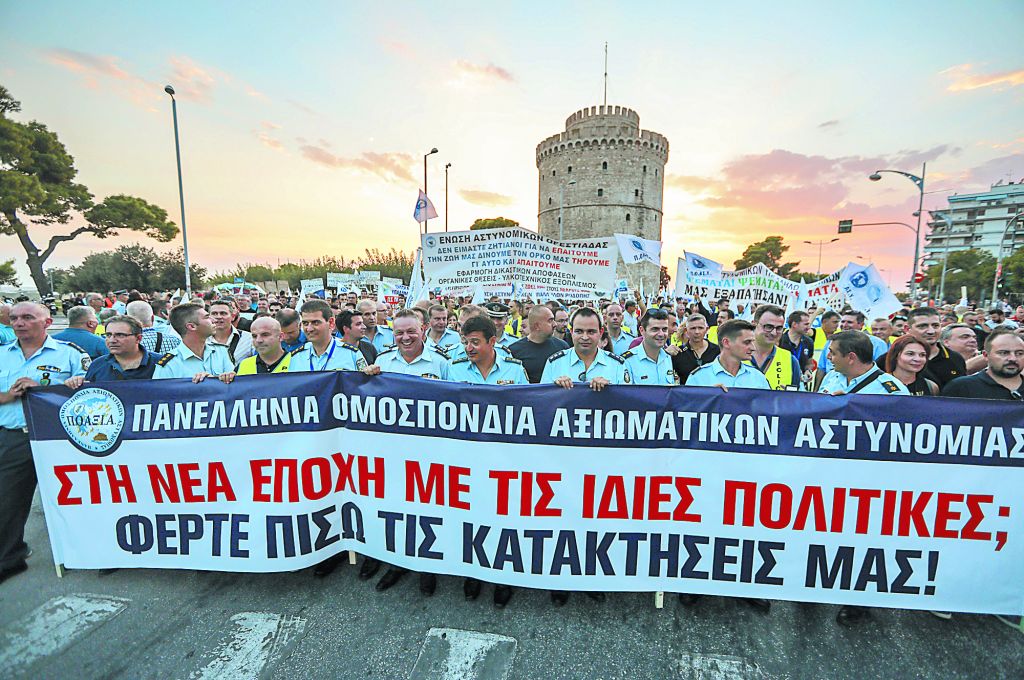 Ακροβασίες με παροχές, δανειστές και κάλπες