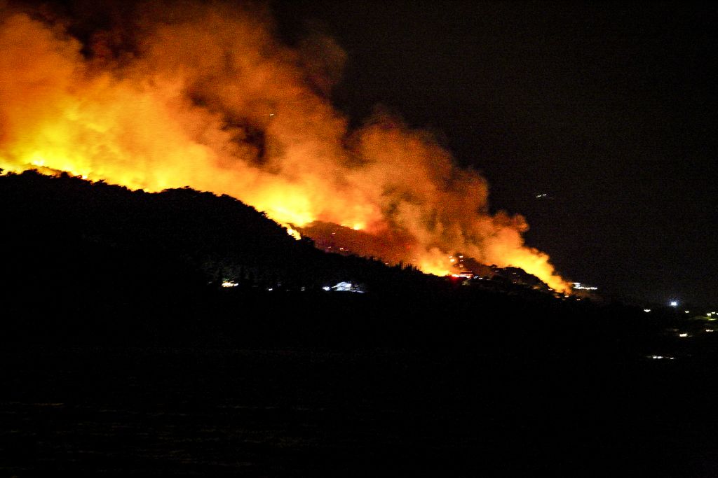 Σε εξέλιξη πυρκαγιά σε δασική έκταση στη Σάμο