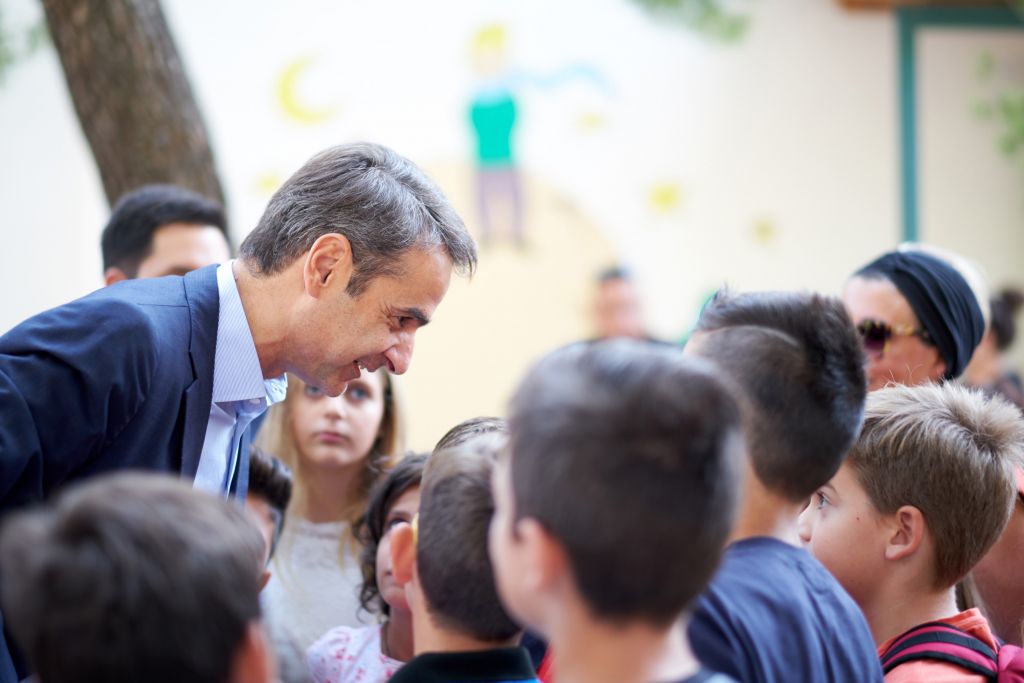 Στο Ειδικό σχολείο της Ραφήνας που υπέστη ζημιές από τη φωτιά ο Κυρ. Μητσοτάκης