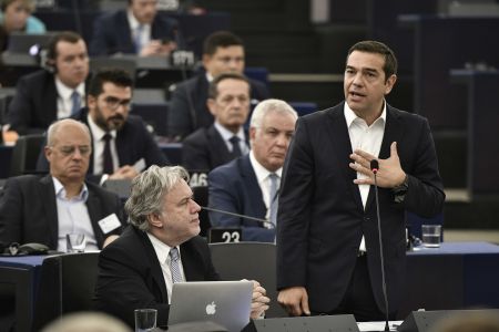 Αντιπαράθεση Τσίπρα-Πονς σε υψηλούς τόνους στο ευρωκοινοβούλιο