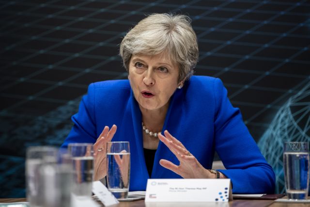 Μέι: Αλλάζει το ποσό που θα πληρώσουμε στην ΕΕ χωρίς συμφωνία για Brexit