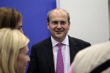 Αντιπαράθεση ΣΥΡΙΖΑ – ΝΔ για τους συμβασιούχους του Δημοσίου