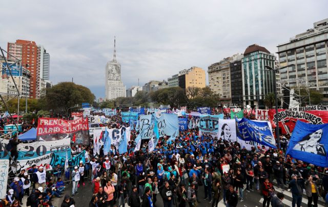 Οι Αργεντίνοι διαδηλώνουν για τα μέτρα λιτότητας