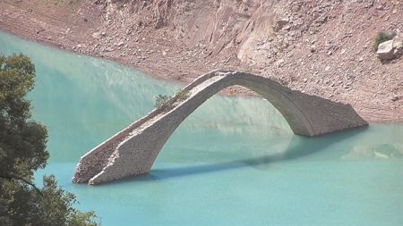 Ευρυτανία: Κινδυνεύει το 360 ετών γεφύρι του Μανώλη στον ποταμό Αγραφιώτη