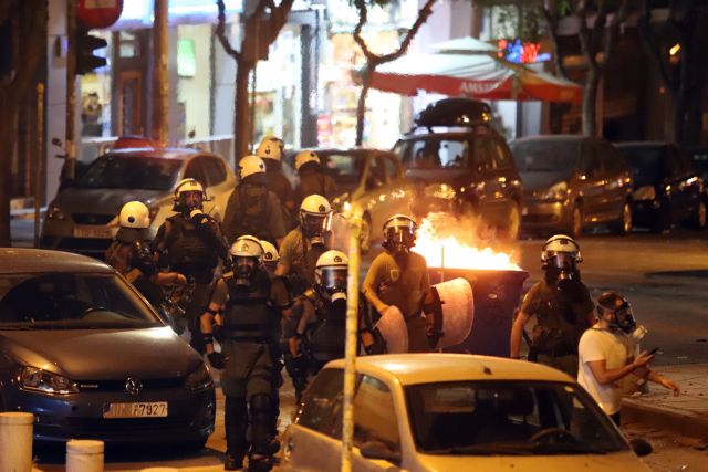 Μολότοφ και ρίψη χημικών στην πορεία για τον Παύλο Φύσσα