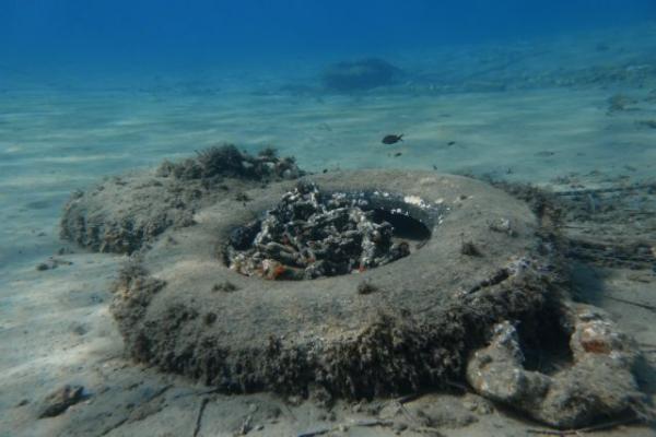 Reuters: Βούτηξε στις ελληνικές θάλασσες και έβγαλε σκουπίδια