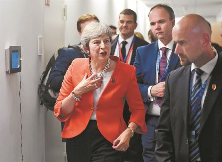 Βρετανία και Μέι στο χείλος της… άτακτης εξόδου