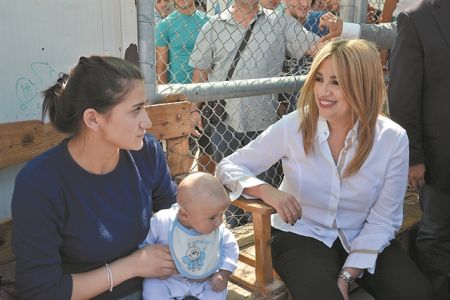 Κλείνει μέτωπα με το βλέμμα στις δημοσκοπήσεις