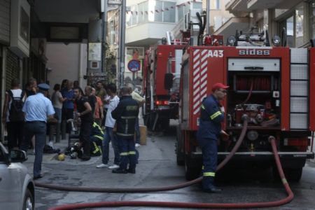 Υπό μερικό έλεγχο η φωτιά σε κτίριο στο Μοναστηράκι