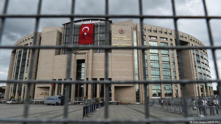 Deutsche Welle: Eκατοντάδες Τούρκοι δικηγόροι στις φυλακές