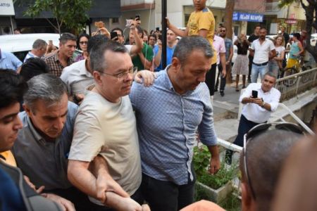 WSJ: Μηνύματα για απελευθέρωση Μπράνσον στέλνει η Τουρκία – Αποκλιμακώνει τις πιέσεις ο Τραμπ