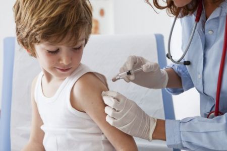 ΠΦΣ: Οι εμβολιασμοί των παιδιών είναι και πρέπει να παραμείνουν υποχρεωτικοί