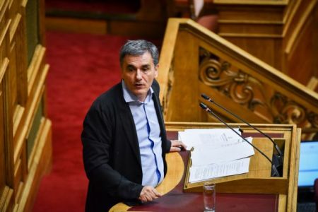Tsakalotos sees enough fiscal space to cancel pension cuts, tax-free limit cut