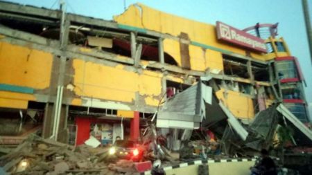 Ινδονησία: Ισχυρό τσουνάμι μετά τον σεισμό των  7,5 Ρίχτερ