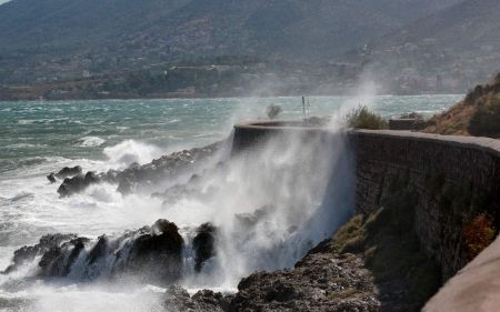 Σε πλήρη εξέλιξη o «Ξενοφών» ενώ ο «Ζορμπάς» (live) σφυροκοπά την Πελοπόννησο