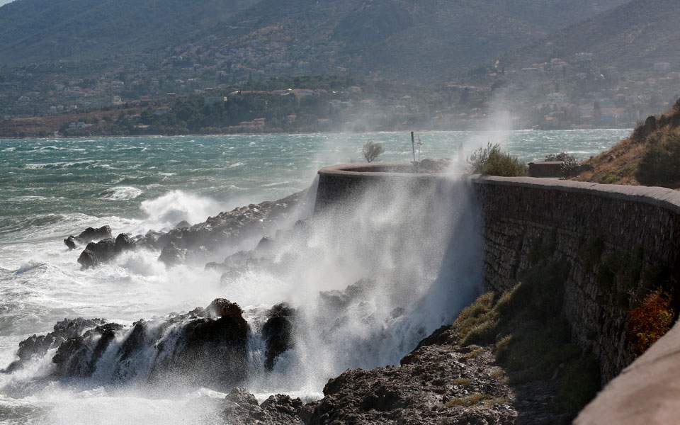 Σε πλήρη εξέλιξη o «Ξενοφών» ενώ ο «Ζορμπάς» (live) σφυροκοπά την Πελοπόννησο