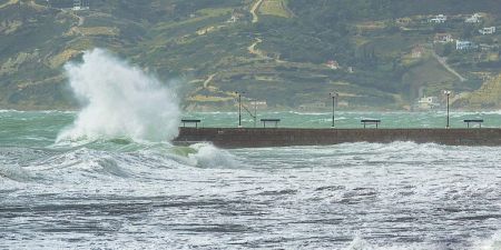 Ζημιές στο λιμάνι της Καρδαμύλης και βύθιση αλιευτικού στη Στούπα έφερε ο «Ζορμπάς»