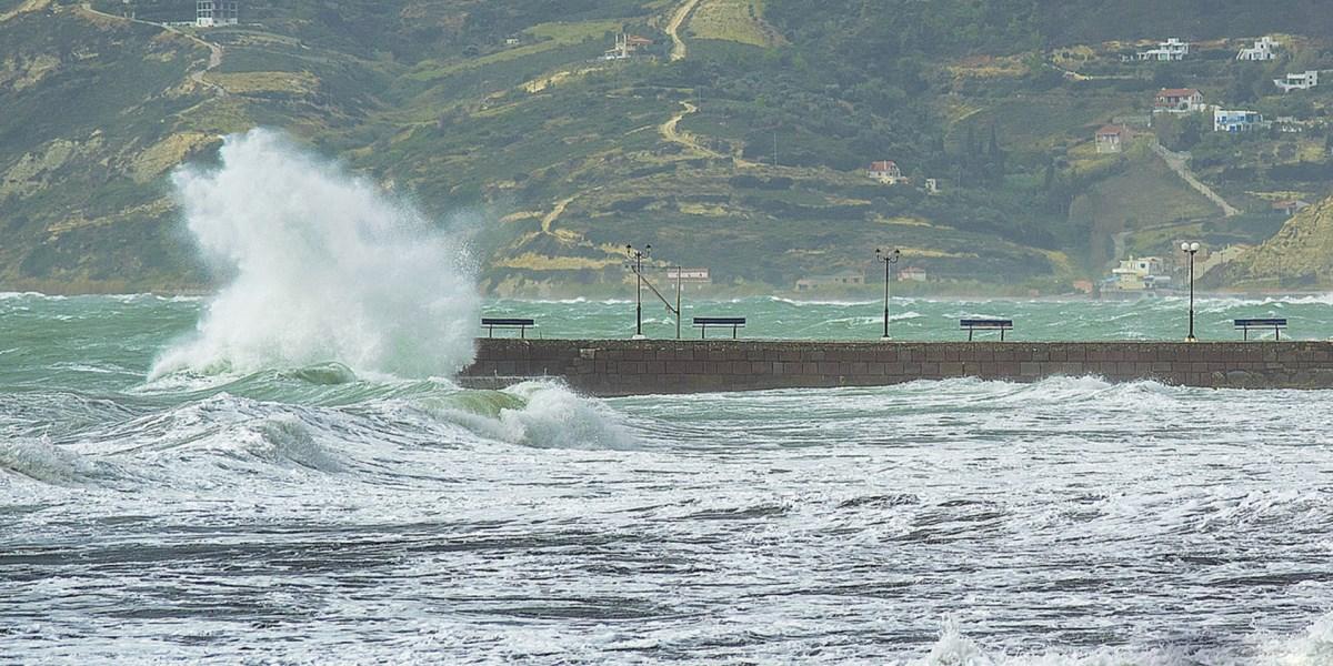 Ζημιές στο λιμάνι της Καρδαμύλης και βύθιση αλιευτικού στη Στούπα έφερε ο «Ζορμπάς»
