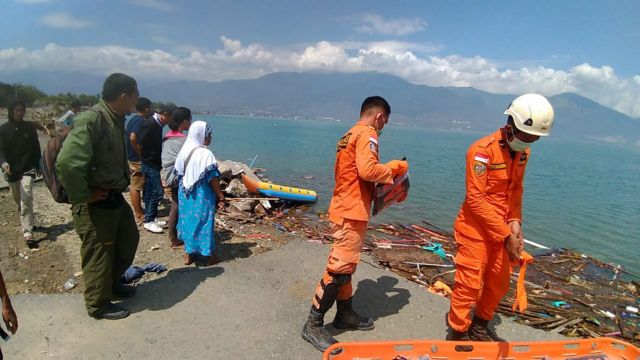 Ινδονησία: Στους 384 οι νεκροί από τον ισχυρό σεισμό και το τσουνάμι