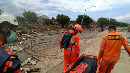 Ινδονησία: Τουλάχιστον 48 νεκροί μετά τον σεισμό και το τσουνάμι – Φόβοι για αύξηση των θυμάτων