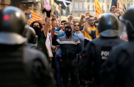 Συγκρούσεις και συλλήψεις στην Βαρκελώνη από διαδηλωτές υπέρ και κατά της Καταλωνίας