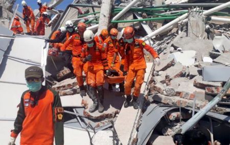 Ινδονησία: Τουλάχιστον 832 νεκροί από σεισμό και τσουνάμι