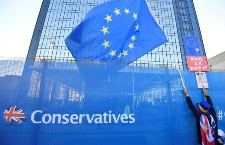 Μέι: Τα «πολιτικά παιχνίδια» με το μέλλον της Βρετανίας υπονομεύουν το εθνικό συμφέρον