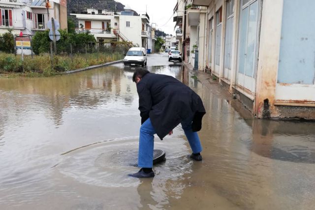 «Ζορμπάς»: Ο εξασθενημένος κυκλώνας κινείται βορειοανατολικά