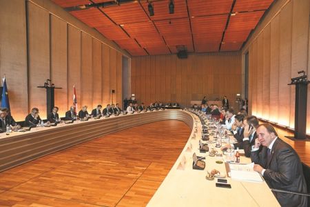 Το Μεταναστευτικό ξηλώνει το ευρωπαϊκό πουλόβερ