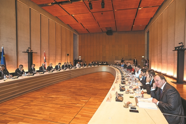 Το Μεταναστευτικό ξηλώνει το ευρωπαϊκό πουλόβερ