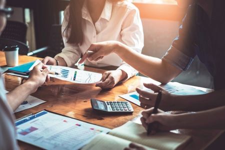 Αλλάζουν χέρια οι ελληνικές επιχειρήσεις