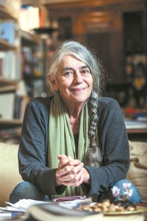 Ιωάννα Καρυστιάνη: «Γράφω για όσους υπάρχουν σαν να μην υπάρχουν»