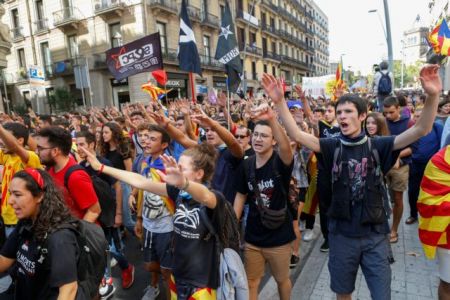 Μεγάλη διαδήλωση στη Βαρκελώνη στην επέτειο του δημοψηφίσματος