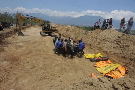 Τραγωδία στην Ινδονησία: Κοινός τάφος για τα εκατοντάδες θύματα – Απόδραση 1200 κρατουμένων