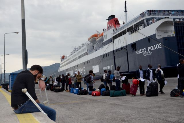 Συνεχίζεται η μεταφορά προσφύγων από τη Μόρια σε άλλες δομές
