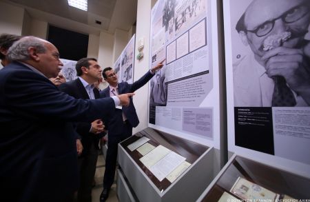 Παρουσία Τσίπρα έγιναν τα εγκαίνια της έκθεσης της Βουλής για τον Πλουμπίδη