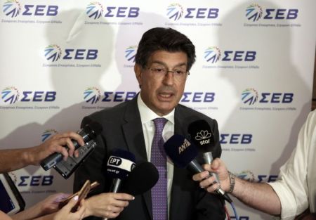 Fessas urges government to halt spending, handouts pledges