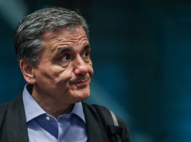 Tsakalotos attempts to play down plunge in bank shares value