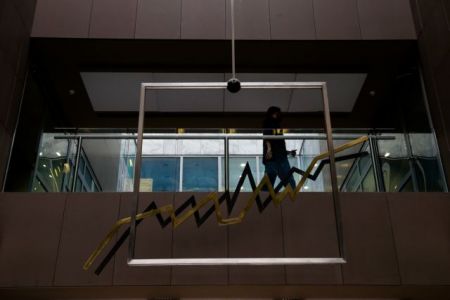 Σε κλοιό πιέσεων και πάλι το Χρηματιστήριο Αθηνών – Επέστρεψαν τα τραπεζικά σύννεφα