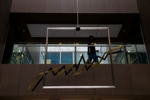 Σε κλοιό πιέσεων και πάλι το Χρηματιστήριο Αθηνών – Επέστρεψαν τα τραπεζικά σύννεφα